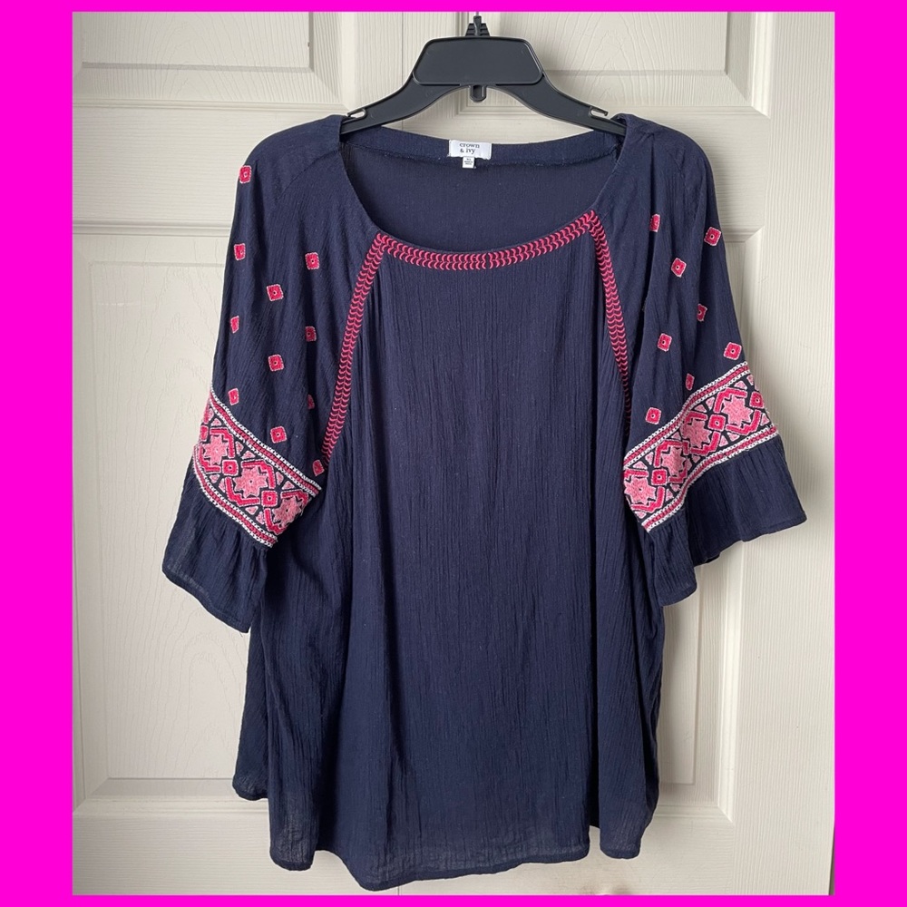 crown & ivy lightweight top, crinkly material